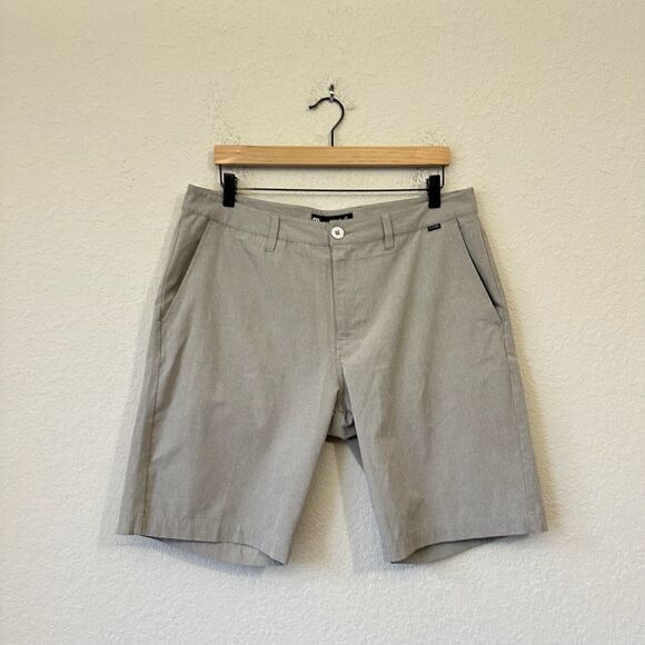 TRAVIS MATHEW 9.5" Beck Golf Performance Shorts Stretch Pockets in Taupe - Picture 1 of 9